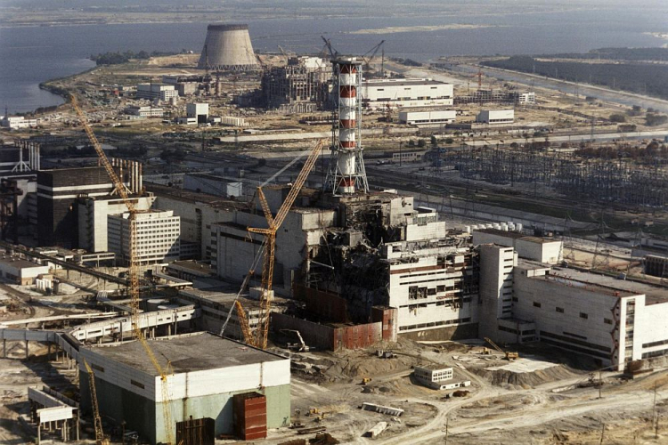 Elektrownia atomowa w Czarnobylu po katastrofie. 10.1986. Fot. PAP/EPA
