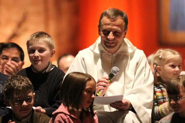 Poznań, 31.12.2009. 32. Europejskie Spotkania Młodych Taize w Poznaniu. Nz. brat Alois (C) wśród dzieci podczas wieczornej modlitwy w hali nr 5. Fot. PAP/A. Ciereszko