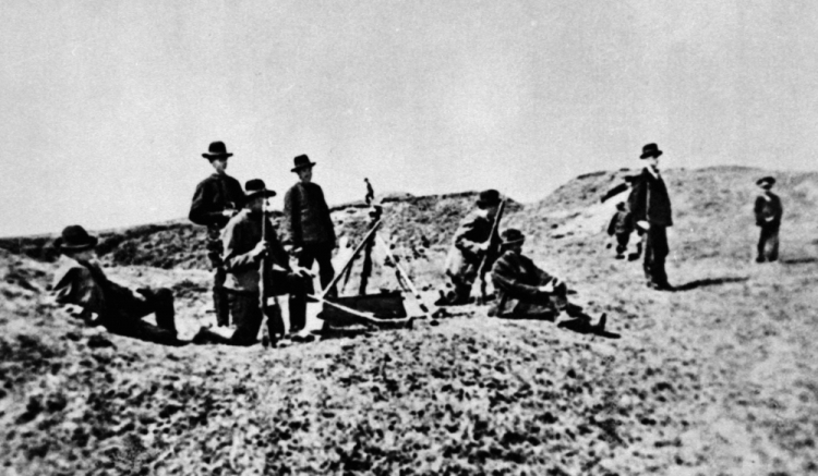 Polska, 1921. III Powstanie Śląskie (wystąpienie zbrojne od 2-3 maja do 5 lipca 1921 mające na celu przyłączenie Górnego Śląska do Polski). Nz. powstańcy w okopach. Fot. PAP/Reprodukcja: T. Prażmowski