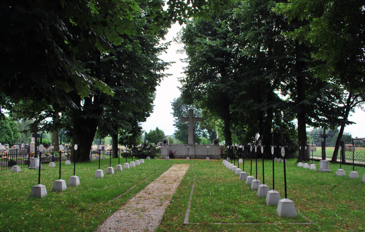 Cmentarz wojenny nr 327 jest częścią cmentarza parafialnego w Niepołomicach. Wikimedia Commons