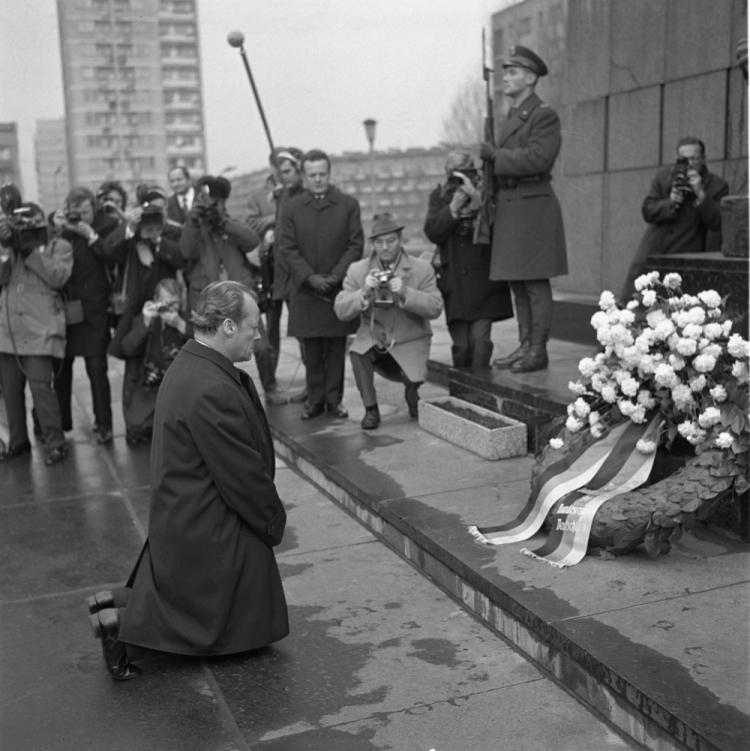 Warszawa, 07.12.1970 r. W czasie swojej wizyty kanclerz RFN Willy Brandt złożył kwiaty przed Pomnikiem Bohaterów Getta. Fot. PAP/S. Czarnogórski