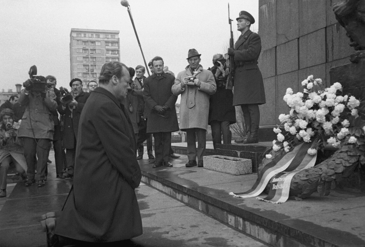 Warszawa 07.12.1970. Kanclerz Willy Brandt (klęczy pod pomnikiem Bohaterów Getta. Fot. PAP/J. Rosikoń