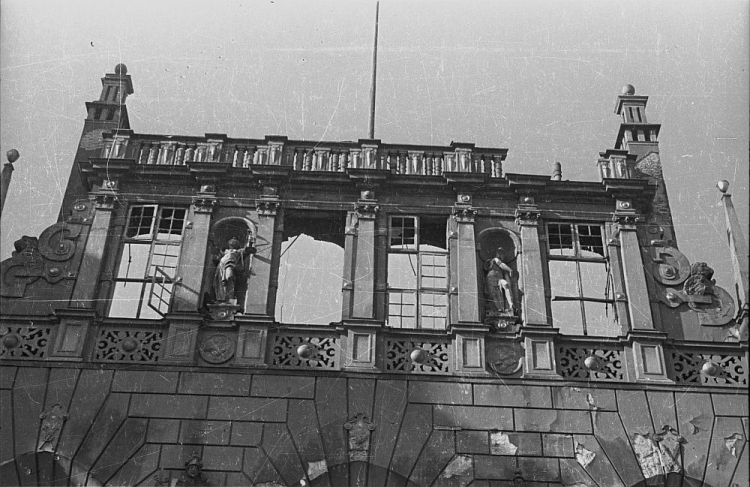 Ruiny Dworu Artusa, zniszczonego podczas II wojny światowej. Gdańsk, 1947 r. Fot. PAP/CAF