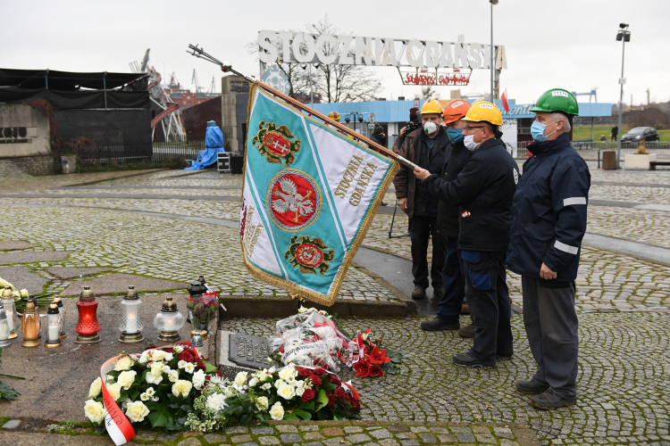 Uroczystość zapalenia zniczy i złożenia wieńców pod Pomnikiem Poległych Stoczniowców w Gdańsku. Fot. PAP/A. Warżawa