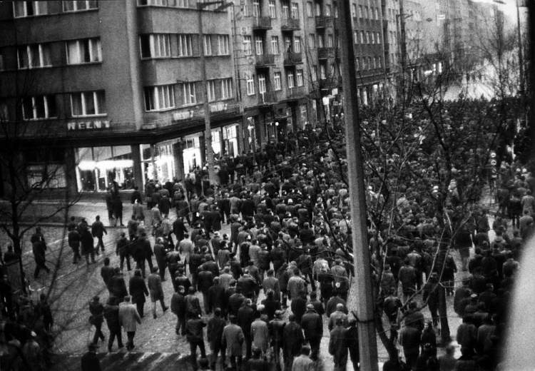 Ulicą Świętojańską w kierunku centrum przechodzi pochód, demonstranci niosą na drzwiach zwłoki Zbigniewa Godlewskiego. Gdynia, 17.12.1970. Fot. PAP/E. Pepliński
