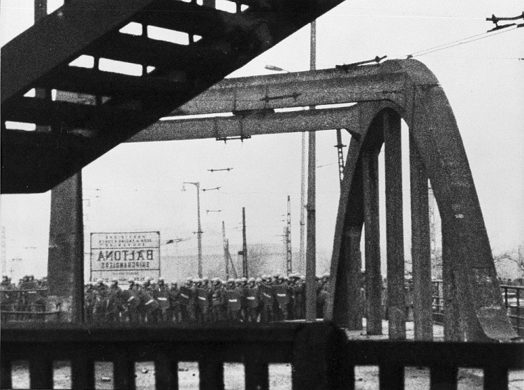 Grudzień ’70: wiadukt przy stacji SKM Gdynia Stocznia; za wiaduktem widoczna blokada milicyjna. Fot. PAP/Archiwum Edmund Pepliński