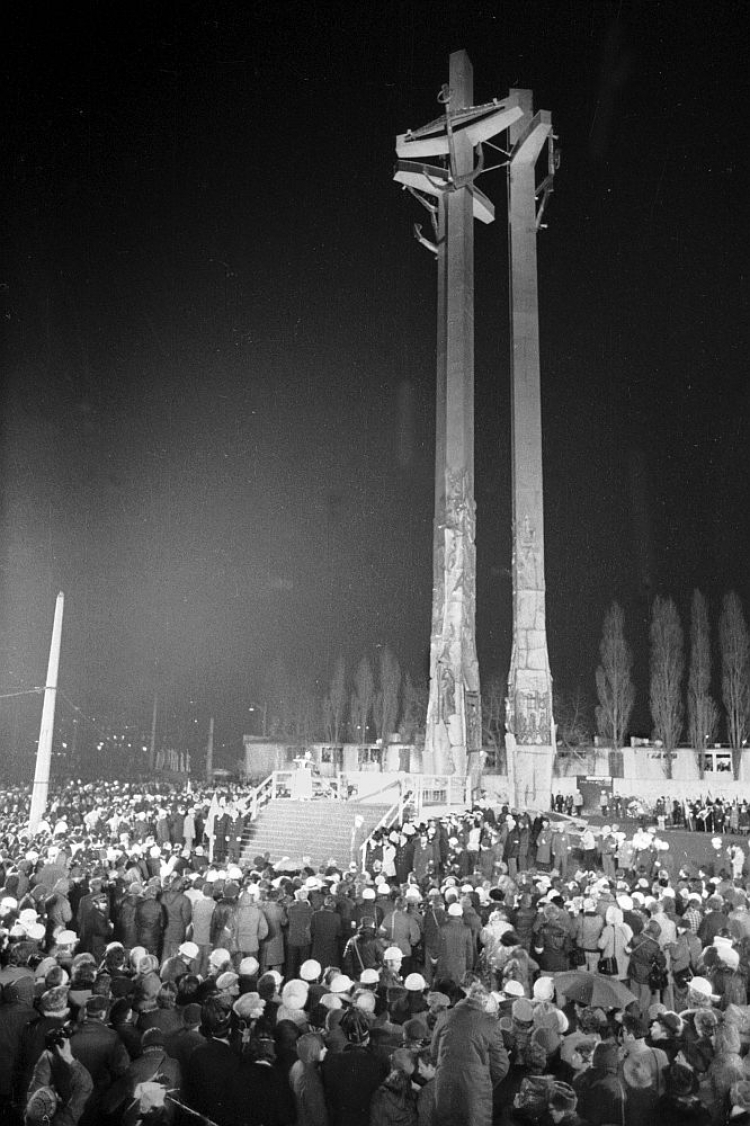 Uroczystość odsłonięcia pomnika Poległych Stoczniowców przed Stocznią Gdańską. 16.12.1980. Fot. PAP/L. Łożyński
