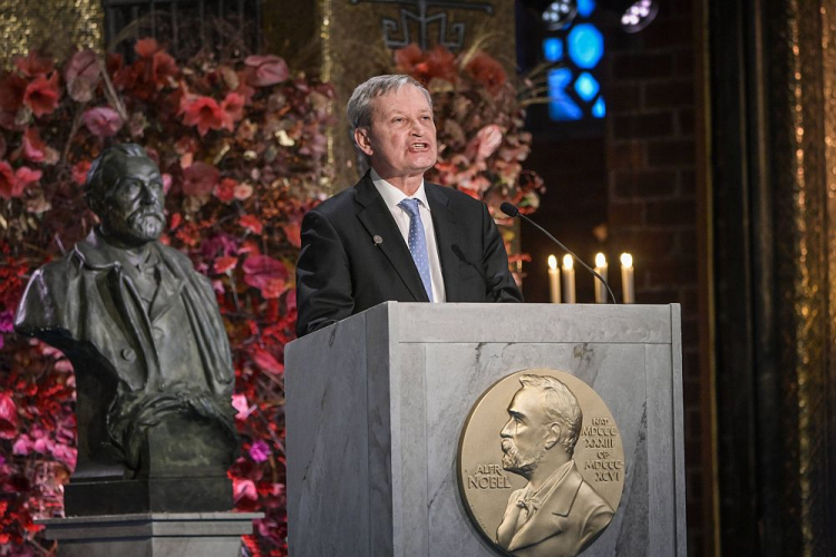 Prof. Carl-Henrik Heldin podczas ceremonii noblowskiej. 10.12.2020. Fot. PAP/EPA