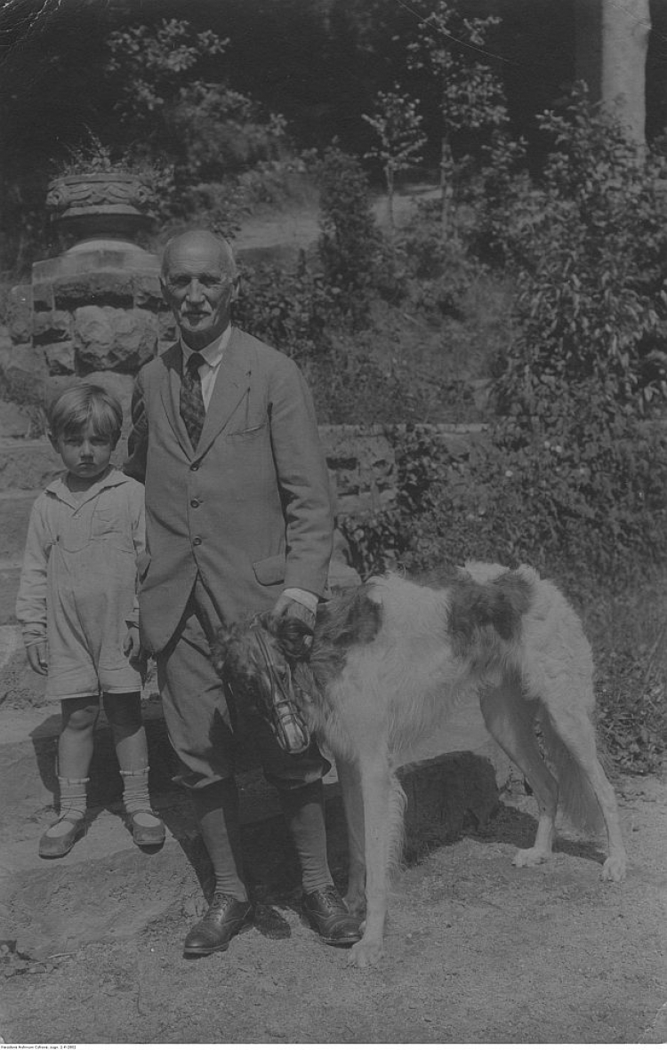Julian Fałat z wnukiem i psem w ogrodzie swojej willi w Bystrej. 1925–1929. Fot. NAC