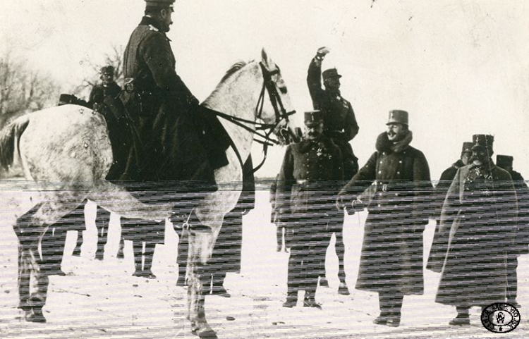 Cesarz Karol I zwiedza front na odcinku Polskiego Korpusu Posiłkowego. Stoją od prawej: N.N., cesarz Karol I, płk Józef Haller (na białym koniu). Bukowina. 10.12.1917 r. Źródło: CAW
