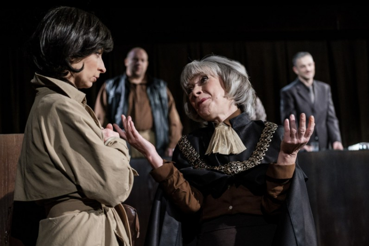 Scena ze spektaklu „Ława przysięgłych”. Źródło: Teatru Ateneum