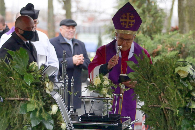 Uroczystości pogrzebowe aktora Piotra Machalicy na cmentarzu św. Rocha w Częstochowie. Fot. PAP/W. Deska