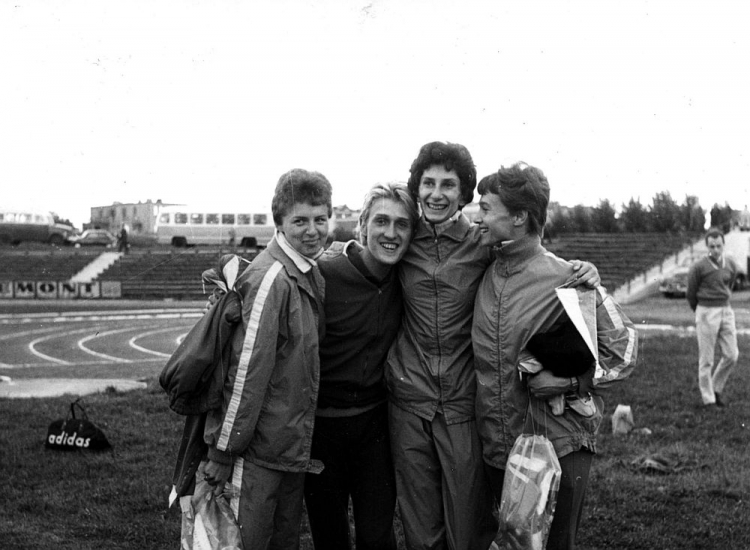 Lekkoatletki – sprinterki: Halina Górecka, Ewa Kłobukowska, Irena Kirszenstein, Maria Piątkowska. Warszawa, 1964 r. Fot. PAP/CAF/S. Czarnogórski