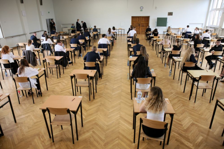 Gorzów Wielkopolski, 08.06.2020. Uczniowie I LO im T. Kościuszki w Gorzowie Wielkopolskim przed rozpoczęciem egzaminu maturalnego. Fot. PAP/L. Muszyński