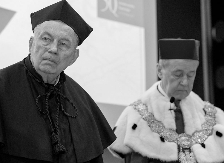 Prof. Jerzy Mikułowski Pomorski (L) otrzymał tytuł doktora honoris causa Uniwersytetu Śląskiego. Katowice, 15.11.2017. Fot. PAP/A. Grygiel