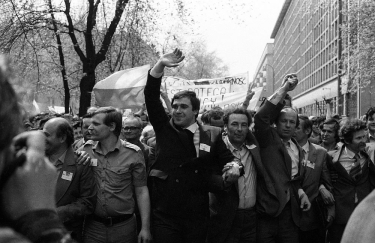 Sąd Wojewódzki w Warszawie zarejestrował 12 maja 1981 r. Niezależny Samorządny Związek Zawodowy Solidarność Rolników Indywidualnych: w pierwszym rzędzie m.in. Tadeusz Jedynak (2L) - działacz Solidarności, jeden z przywódców strajku w kopalni Jastrzębie, Jan Kułaj (3L) - przewodniczący NSZZ Solidarność RI, Jan Ciosek (4L) - członek Solidarności Wiejskiej, Gabriel Janowski (P) - współzałożyciel NSZZ Solidarność RI. Fot. PAP/CAF/M. Belina – Brzozowski