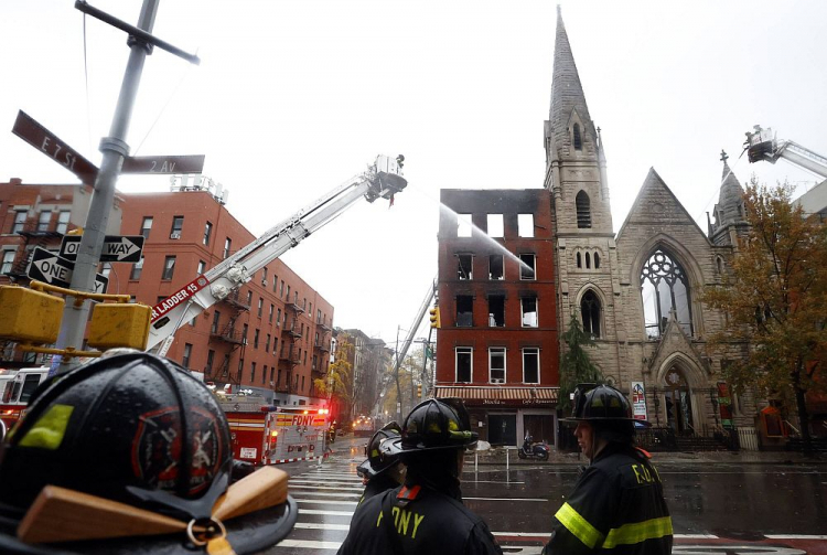 Strażacy gaszą pożar w nowojorskim kościele episkopalnym. Fot. PAP/EPA