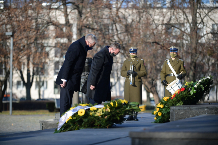 Szef Urzędu Prezydenta Federalnego Republiki Federalnej Niemiec Stephan Steinlein (L) oraz szef gabinetu Prezydenta RP Krzysztof Szczerski (2L) podczas złożenia wieńca przed pomnikiem Bohaterów Getta Warszawskiego. Fot. PAP/M. Obara