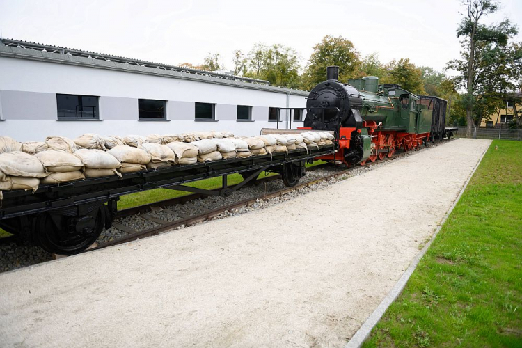 Zrekonstruowany pociąg pancerny nr 11 „Poznańczyk” na terenie Muzeum Broni Pancernej. Fot. PAP/J. Kaczmarczyk