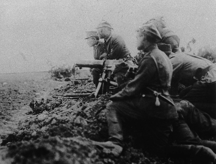 Warszawa 1920 r. Żołnierze z polskim karabinem maszynowym na polu bitwy pod Radzyminem. Fot. PAP/Archiwum 