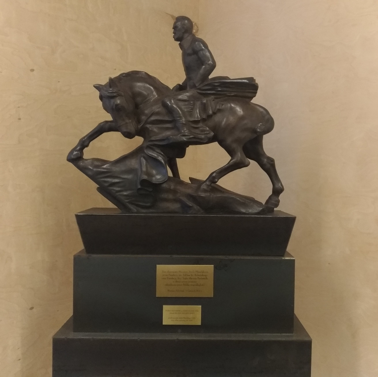 Rzeźba przedstawiająca J. Piłudskiego na koniu autorstwa Mariana Konarskiego. Fot. Muzeum w Sulejówku