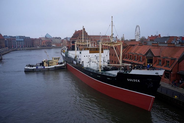 Statek-muzeum „Sołdek” cumuje na Motławie, przy Narodowym Muzeum Morskim. Gdańsk, 19.12.2020. Fot. PAP/A. Warżawa