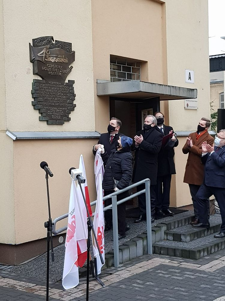 Odsłonięcie tablicy upamiętniającej 40-lecie powstania „Solidarności” na budynku Muzeum Żołnierzy Wyklętych i Więźniów Politycznych PRL w Warszawie. Fot. MKDNiS