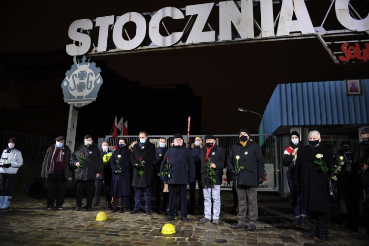 Gdańsk, 16.12.2020. Prezydent Gdańska Aleksandra Dulkiewicz (5L), wicemarszałek Senatu RP Bogdan Borusewicz (3P), były prezydent RP Lech Wałęsa (C), dyrektor Europejskiego Centrum Solidarności Basil Kerski (4P), marszałek województwa pomorskiego Mieczysław Struk (6L) podczas uroczystości przy bramie nr 2 Stoczni w Gdańsku. Trwają uroczyste obchody 50. rocznicy Grudnia '70. Fot. PAP/M. Gadomski