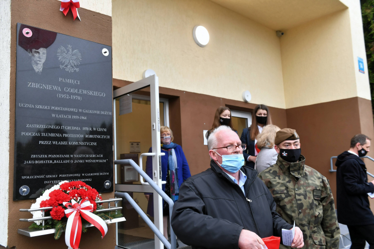 Wiesław Godlewski (L) podczas uroczystości odsłonięcia tablicy pamiątkowej ku czci jego brata, Zbigniewa Godlewskiego, przed Szkołą Podstawową im. Marszałka Józefa Piłsudskiego w Gałkowie Dużym. Fot. PAP/G. Michałowski