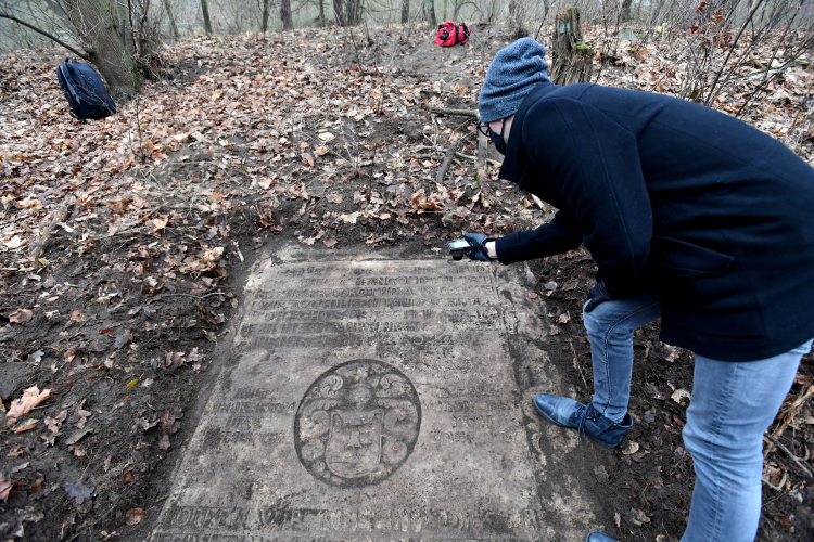 . Barokowa płyta nagrobna znanego szczecińskiego ludwisarza Johanna Jacoba Mangoldta i jego żony Dorothei z 1699 roku na jednym z cmentarzy w Dąbiu w Szczecinie. Fot. PAP/M. Bielecki