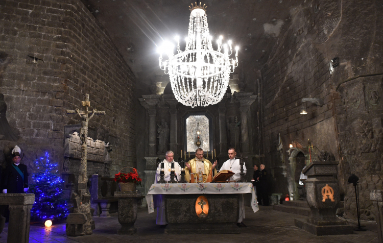 Wieliczka, 24.12.2015. Pasterka odprawiana w wigilijny poranek w kaplicy św. Kingi w Kopalni Soli w Wieliczce. Fot. J. Bednarczyk