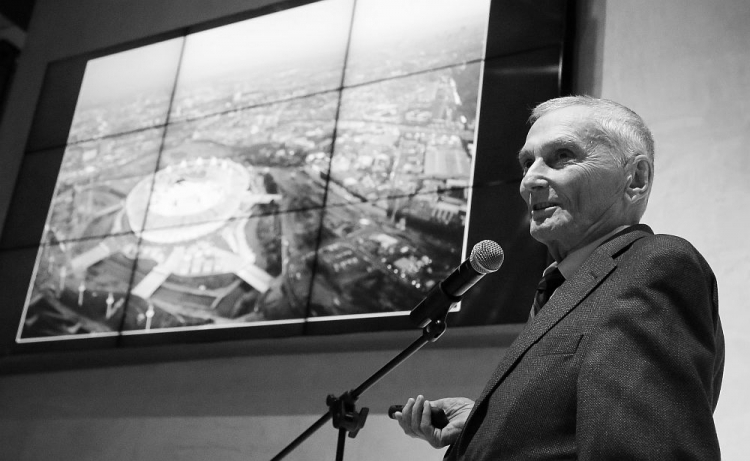 Wojciech Zabłocki podczas prezentacji swojej książki „Obiekty sportowe igrzysk olimpijskich” w trakcie wernisażu mobilnej wystawy „Museum on the Move – Olympic Architecture” w Muzeum Sportu i Turystyki w Warszawie. 24.10.2016. Fot. PAP/P. Supernak