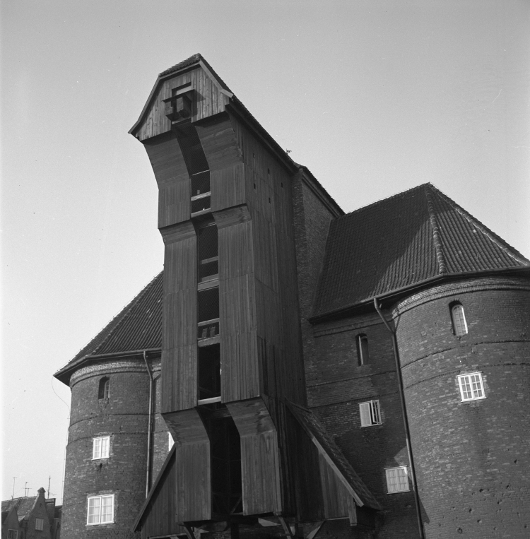 Gdańsk, 1969-11-20. Widok (z Motławy) Żurawia przy Długim Pobrzeżu w Gdańsku. PAP/J. Uklejewski 