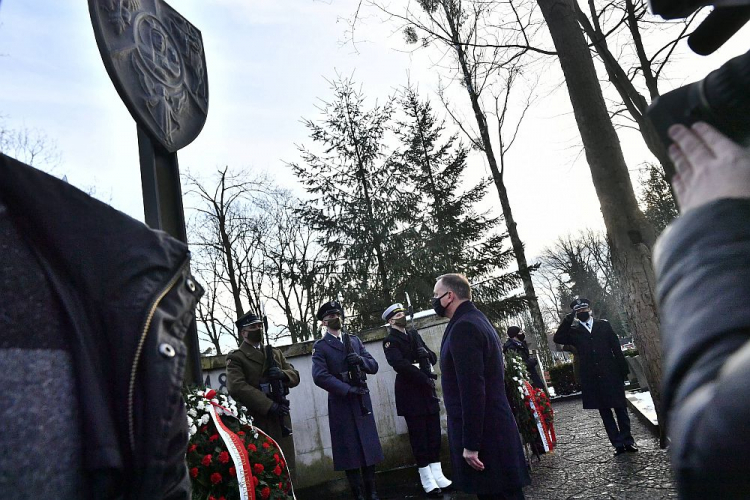 Uroczystości w 158. rocznicę wybuchu Powstania Styczniowego. Prezydent Andrzej Duda (C) składa kwiaty w kwaterze Bohaterów Powstania 1863 r. na Cmentarzu Wojskowym na Powązkach w Warszawie. 22.01.2021. Fot. PAP/A. Lange