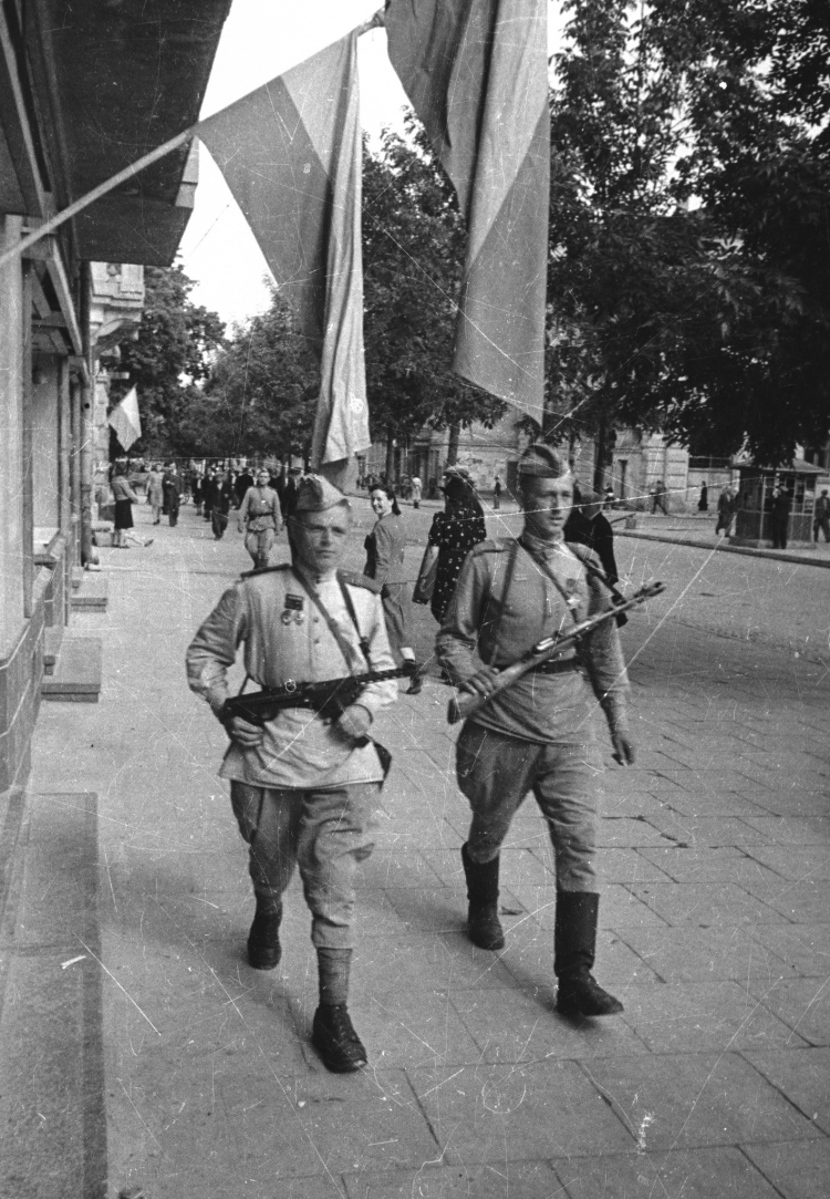 Lublin 07.1944. W wyniku operacji brzesko-lubelskiej wojska radzieckie lewego skrzydła Frontu Białoruskiego sforsowały Bug i 22 lipca zajęły Chełm, a 24 lipca zajęły Lublin. Nz. radziecki patrol. Fot. PAP/CAF