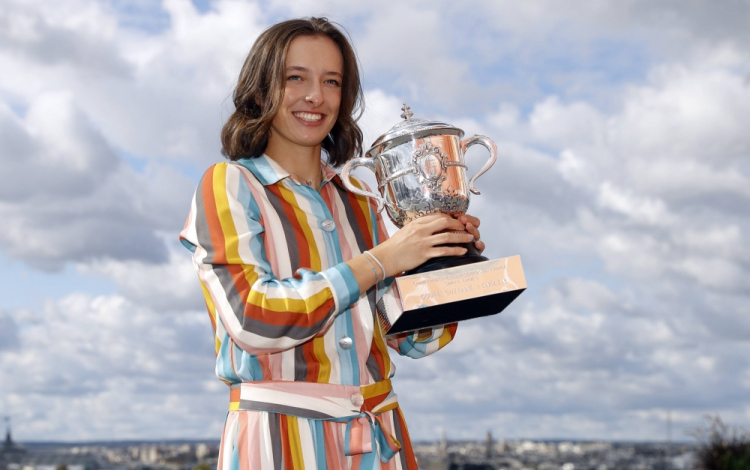 11 10 2020. Paryż, Francja. Iga Świątek z pucharem French Open 2020. Fot. PAP/EPA