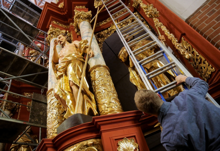 Orneta, 19.11.2020. Montaż barokowego ołtarza głównego w kościele pw. św. Jana Chrzciciela. Fot. PAP/T. Waszczuk