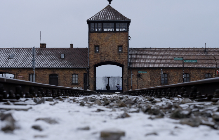 Oświęcim, 08.02.2017. Brama obozu Auschwitz II-Birkenau. Fot. A. Grygiel