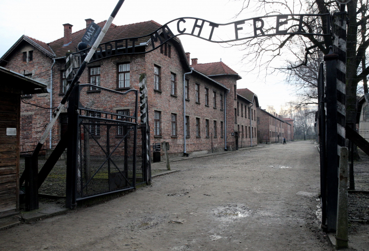 Oświęcim, 27.01.2016. Brama dawnego hitlerowskiego obozu KL Auschwitz-Birkenau. Fot. A. Grygiel