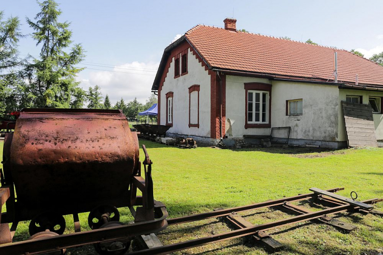 Budynek, w którym mieściła się karna kompania więźniarek KL Auschwitz w Budach. Fot. PAP/D. Gajda