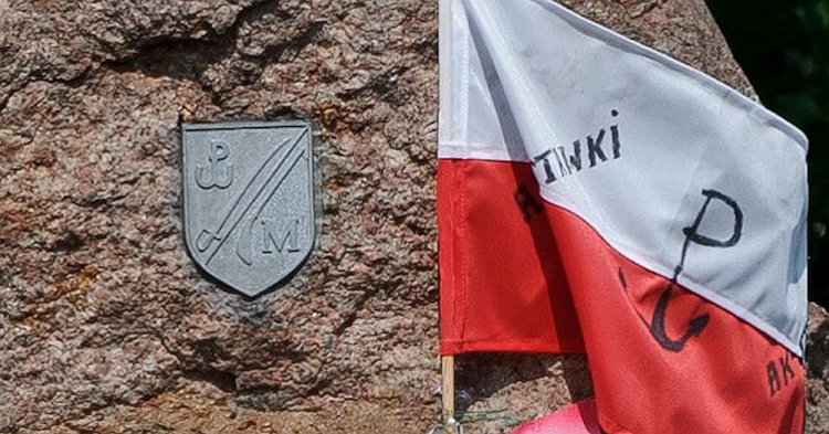 Fragment obelisku upamiętniającego Batalion „Miotła” na rogu ulic Dzikiej i Stawki w Warszawie. Fot. PAP/W. Pacewicz