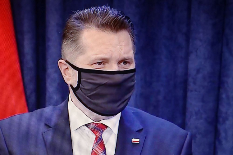 Minister edukacji i nauki Przemysław Czarnek podczas sesji pytań i odpowiedzi na temat powrotu uczniów do szkół transmitowanej z Pałacu Prezydenckiego w Warszawie. Fot. PAP/R. Guz