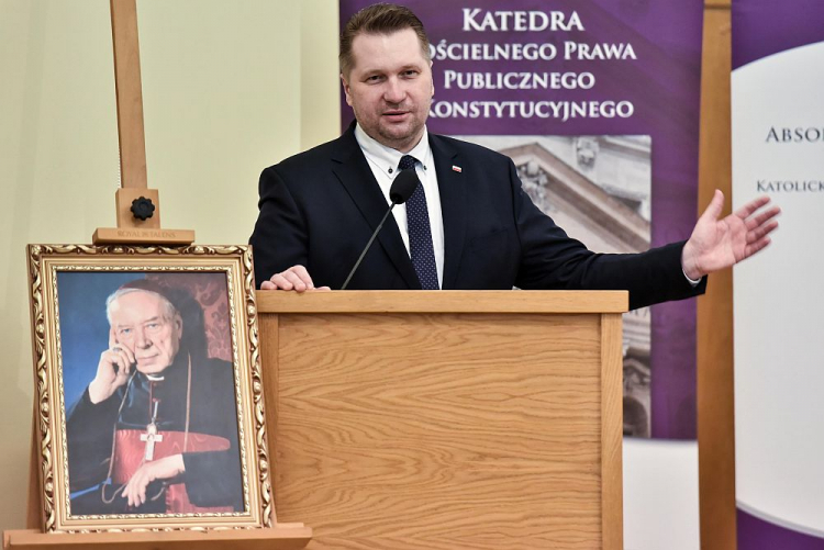 Minister edukacji i nauki Przemysław Czarnek podczas konferencji naukowej „Aktualność przesłania Prymasa Wyszyńskiego w oczekiwaniu na beatyfikację” na Katolickim Uniwersytecie Lubelskim Jana Pawła II w Lublinie. Fot. PAP/W. Jargiło