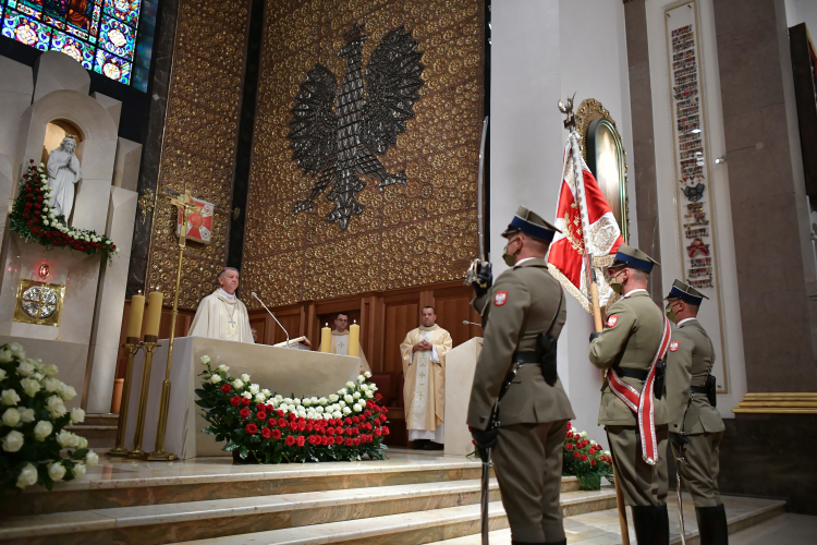 Warszawa, 17.08.2020. Biskup polowy WP Józef Guzdek przewodniczy mszy świętej w Katedrze Polowej Wojska Polskiego w Warszawie. PAP/M. Obara