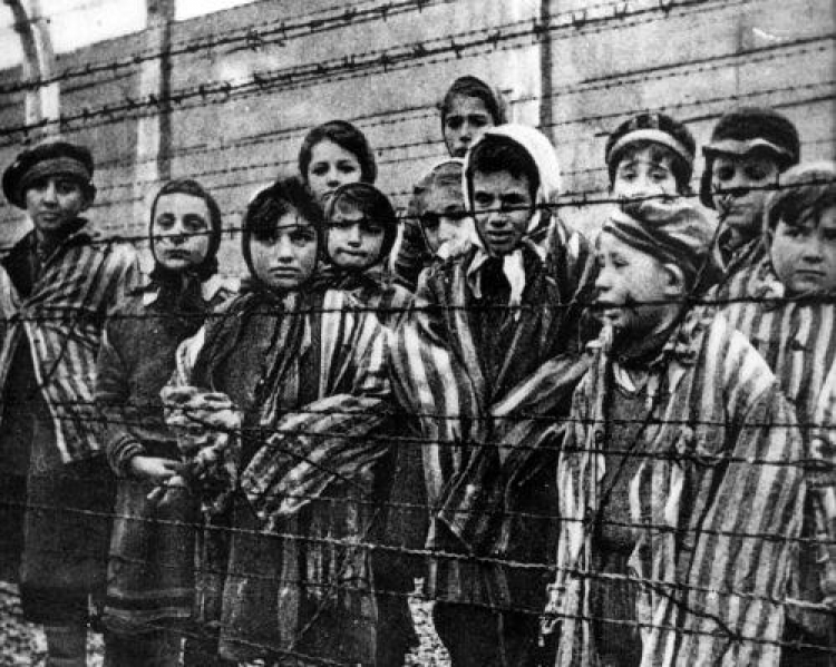 Dzieci z KL Auschwitz po wyzwoleniu obozu. Styczeń 1945 r. Fot. PAP/Reprodukcja