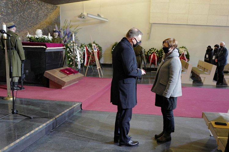 Justyna Eberle (P), córka Lidii Lwow-Eberle, odbiera w imieniu zmarłej matki Krzyż Oficerski Orderu Odrodzenia Polski z rąk prezydenta RP Andrzej Dudy (L) podczas uroczystości pogrzebowych na Powązkach Wojskowych w Warszawie. Fot. PAP/M. Marek