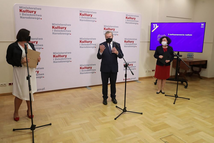 Wicepremier, minister kultury, Piotr Gliński (C), dyrektor Instytutu Muzyki i Tańca Katarzyna Meissner (L), dyrektor Instytutu Teatralnego Elżbieta Wrotnowska-Gmyz podczas konferencji prasowej nt. Funduszu Wsparcia Kultury. 2020 r. Fot. PAP/T. Gzell