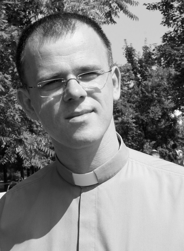 Ksiądz Artur Godnarski. Fot. PAP/L. Muszyński