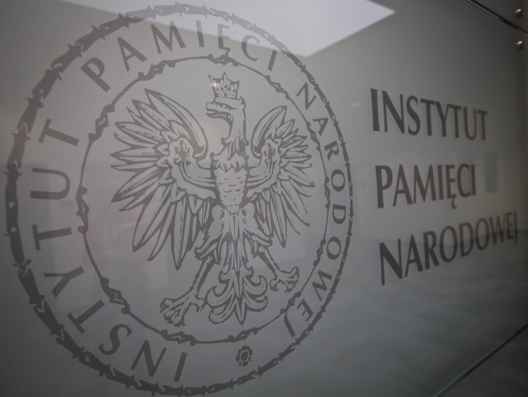  Warszawa, 21.03.2014. Logo przed siedzibą IPN. Fot. R. Guz