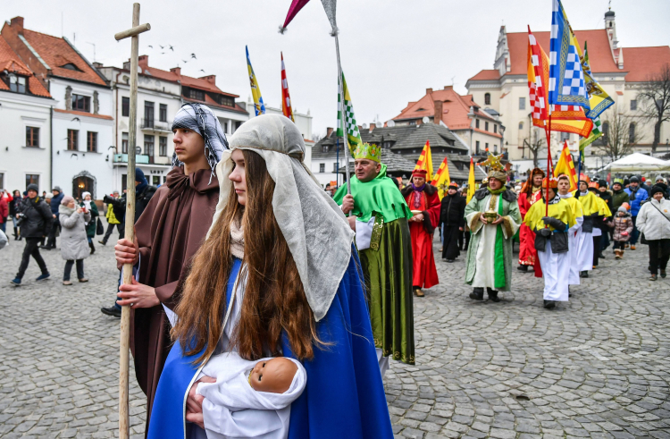 Kazimierz Dolny, 06.01.2020. Orszak Trzech Króli na rynku w Kazimierzu Dolnym. Fot. W. Jargiło